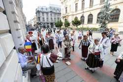 BUCURESTI - PLIMBARE IN COSTUM POPULAR - COMUNITATEA &#039;DOMNITE CU ALTITE&#039;