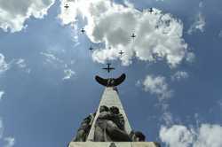 BUCURESTI - ZBOR DE ANTRENAMENT - AERONAVE MILITARE - ZIUA AVIATIEI ROMANE