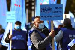 BUCURESTI - PROTEST - CONSILIUL NATIONAL AL FEDERATIEI SALARIATILOR DIN ADMINISTRATIA PUBLICA CENTRALA SI LOCALA DIN ROMANIA - &#039;COLUMNA&#039;