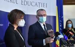 BUCURESTI - CONFERINTA DE PRESA - SORIN CIMPEANU - IOANA MIHAILA