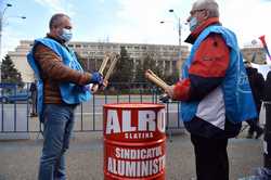 BUCURESTI - PROTEST - SINDICATE DIN INDUSTRIA ALUMINIULUI