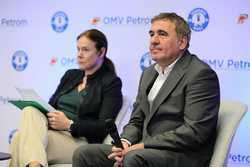 BUCURESTI - CONFERINTA PRESA - ACADEMIA DE FOTBAL &#039;GHEORGHE HAGI&#039; - OMV PETROM