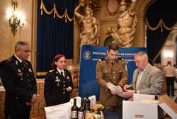 BUCURESTI - PALATUL CERCULUI MILITAR NATIONAL - IMPACHETARE CADOURI - VETERANI DE RAZBOI