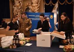 BUCURESTI - PALATUL CERCULUI MILITAR NATIONAL - IMPACHETARE CADOURI - VETERANI DE RAZBOI