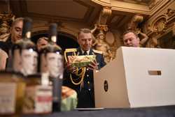 BUCURESTI - PALATUL CERCULUI MILITAR NATIONAL - IMPACHETARE CADOURI - VETERANI DE RAZBOI