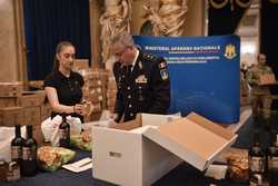 BUCURESTI - PALATUL CERCULUI MILITAR NATIONAL - IMPACHETARE CADOURI - VETERANI DE RAZBOI