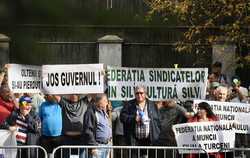 BUCURESTI - PROTEST - FEDERATIA SINDICATELOR TRANSPORTATORILOR FEROVIARI DIN ROMANIA