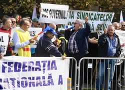 BUCURESTI - PROTEST - FEDERATIA SINDICATELOR TRANSPORTATORILOR FEROVIARI DIN ROMANIA