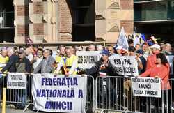 BUCURESTI - PROTEST - FEDERATIA SINDICATELOR TRANSPORTATORILOR FEROVIARI DIN ROMANIA