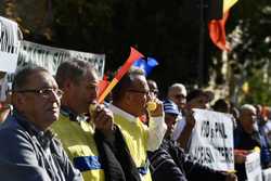 BUCURESTI - PROTEST - FEDERATIA SINDICATELOR TRANSPORTATORILOR FEROVIARI DIN ROMANIA