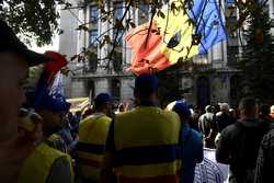 BUCURESTI - PROTEST - FEDERATIA SINDICATELOR TRANSPORTATORILOR FEROVIARI DIN ROMANIA