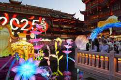 CHINASHANGHAIYUYUAN GARDENLANTERN FESTIVAL CN