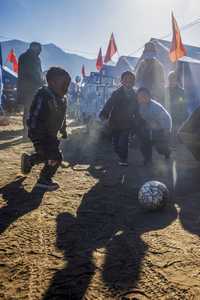 Focus Village residents in quakehit Xizang get disaster relief materials