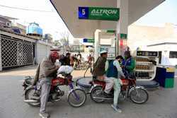 PAKISTAN ECONOMY PETROL PRICE