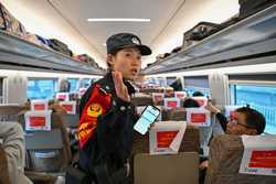 ChineseToday Railway policewoman maintains smooth traffic during Spring Festival travel rush