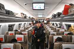 ChineseToday Railway policewoman maintains smooth traffic during Spring Festival travel rush