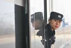 ChineseToday Railway policewoman maintains smooth traffic during Spring Festival travel rush