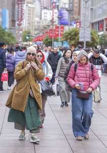 Laowai in China Foreign tourists taste Chinese New Year flavor