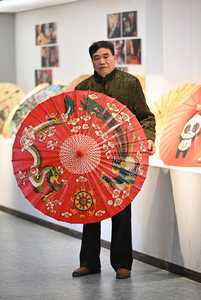 MASTER OF CRAFTSCHINASICHUANLUZHOUOILPAPER UMBRELLA MAKING CN