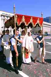 PROCESIUNE A CREDINCIOSILOR CATOLICI CU PRILEJUL SARBATORII - TRUPUL SI SANGELE DOMNULUI