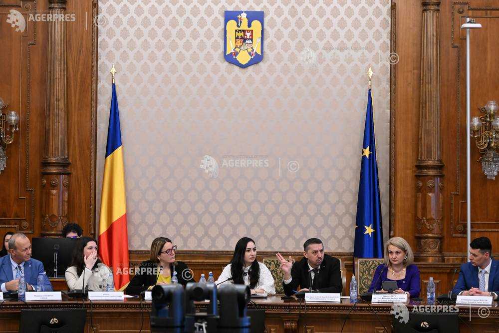 BUCURESTI - MASA ROTUNDA 'GANDIREA CRITICA - COMPETENTA PENTRU COMBATEREA DEZINFORMARII'