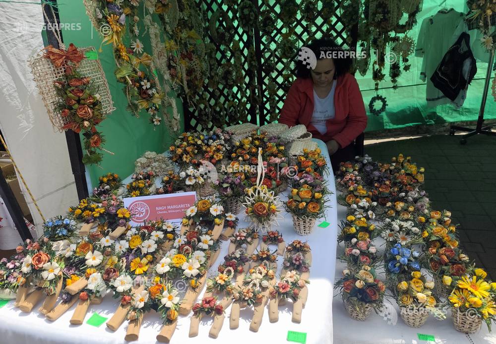 PIATRA-NEAMT - FESTIVALUL DE ARTA POPULARA 'LADA CU ZESTRE'